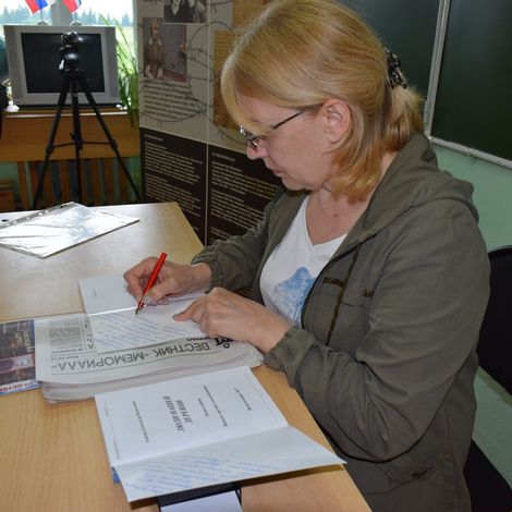 Ольга Сунцова подписывает книги в дар от авторов – А.В. Златина и Г.И. Мизева, сыновей репрессированных отцов.